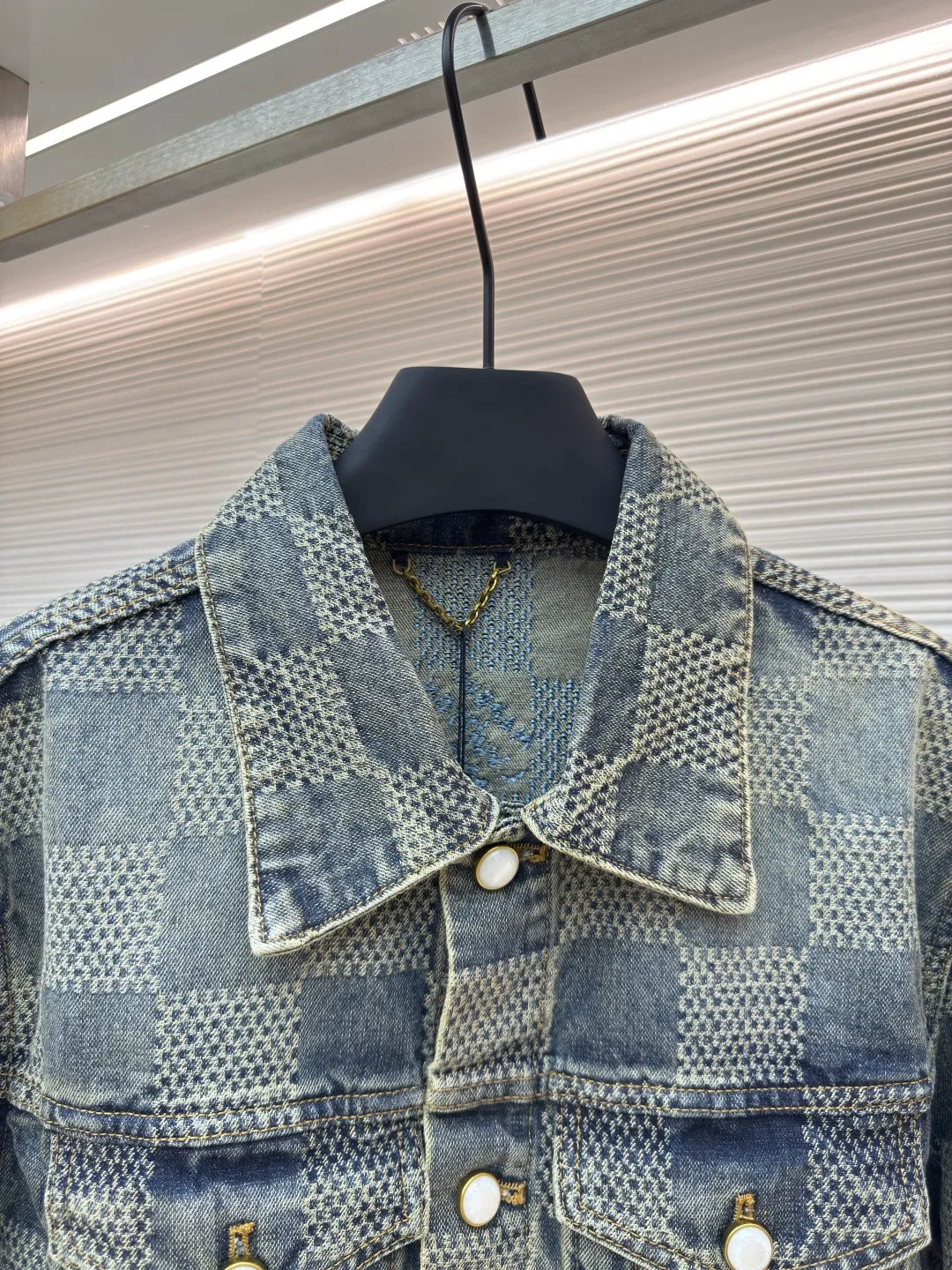 LOUIS VUITTON Yellow checkerboard denim jacket ●Authentic product: purchased and developed by 16499 ●Item number: 1680610-C20 ●Fabric: denim fabric ●Technology: jacquard production ●Version: fitted version ●Weight: about 935 grams ●Size: 46-48-50-52 ●Description: The fabric is integrated into 3D Damier jacquard, a classic plaid pattern combined with 3D jacquard technology, is a process of weaving three-dimensional patterns on the fabric through a loom. Fading and distressing effect, this fabric uses sand washing process and special dyeing technology. The natural wear and fading effect of the denim after washing makes it look more retro and historical. The overall wiring is straight and delicate, the fabric is comfortable and soft, and the color is consistent without color difference. It can be matched with the same style to create a fashionable look and control various occasions. Customized accessories, complete with three standards, same style for men and women!